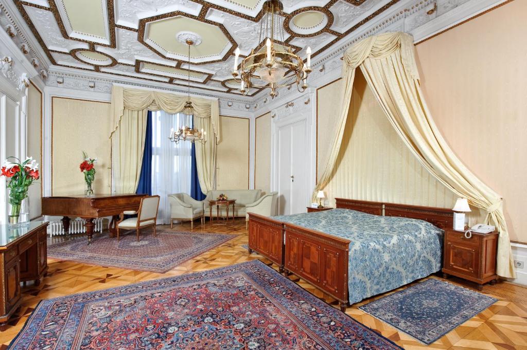 Łóżko lub łóżka w pokoju w obiekcie Hotel Regina