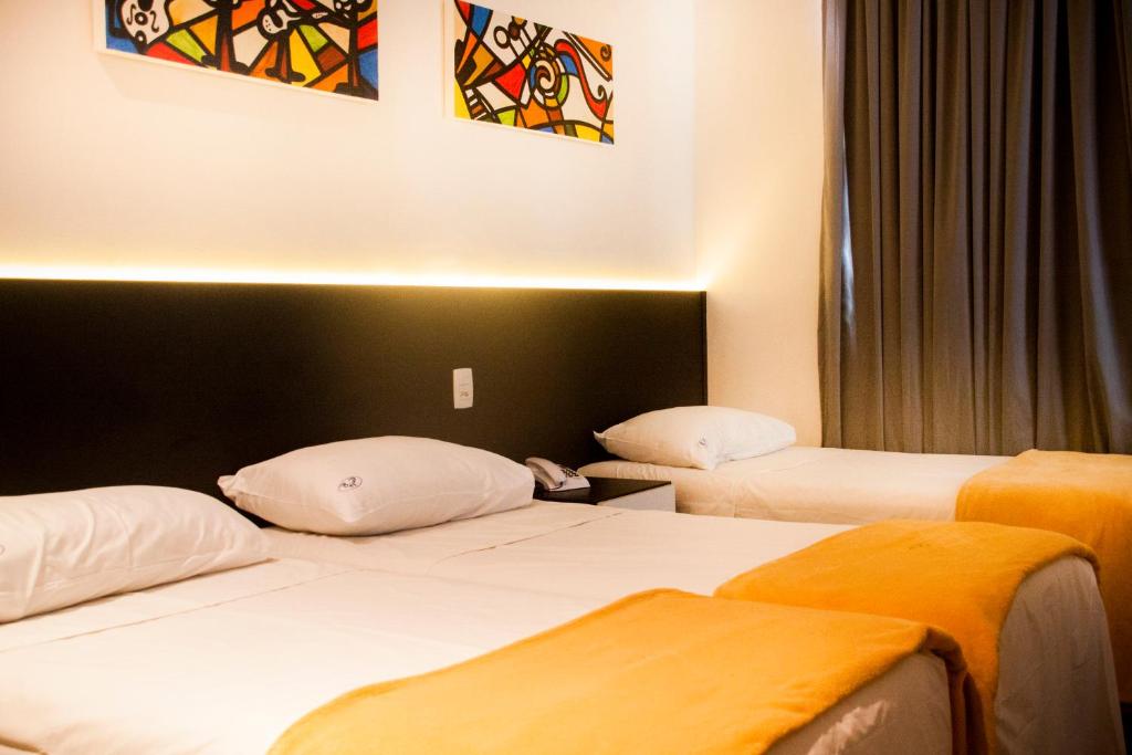 una habitación de hotel con 2 camas en una habitación en Bras Palace Hotel, en São Paulo