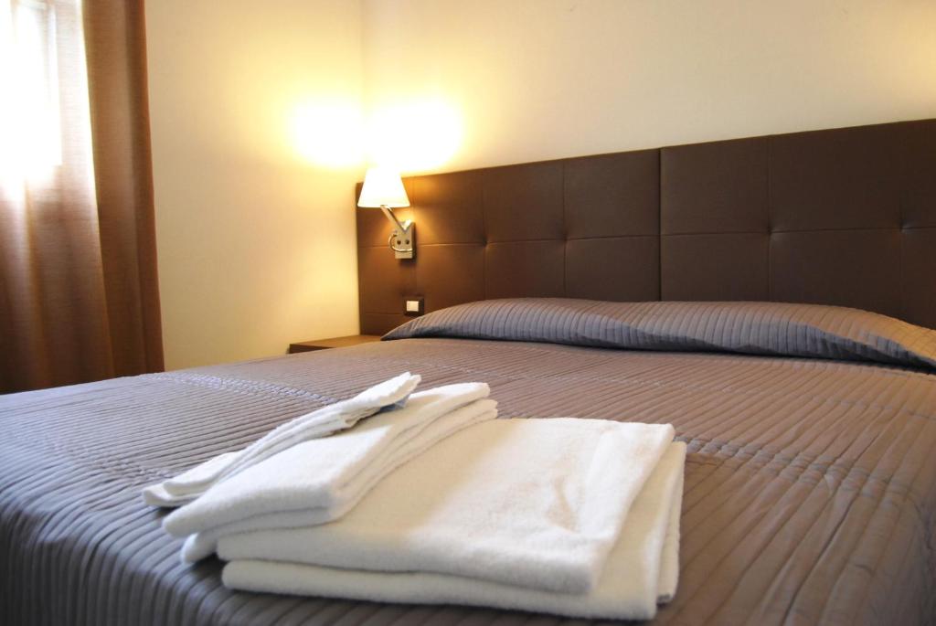 Posteľ alebo postele v izbe v ubytovaní Residenze Al Colle Dei Pini