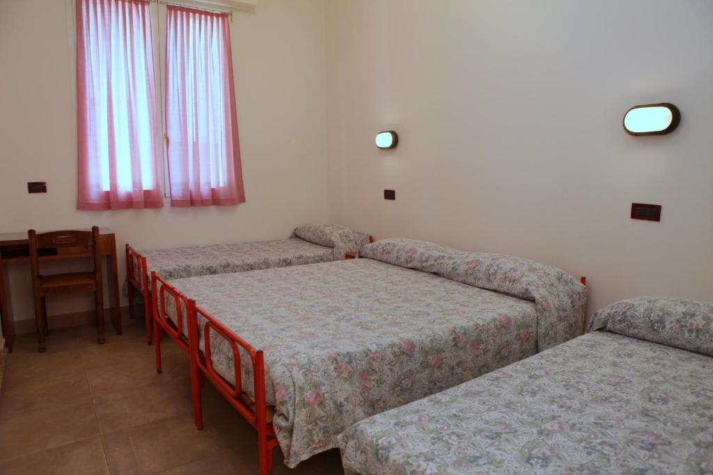 Postel nebo postele na pokoji v ubytování Hotel Parigi