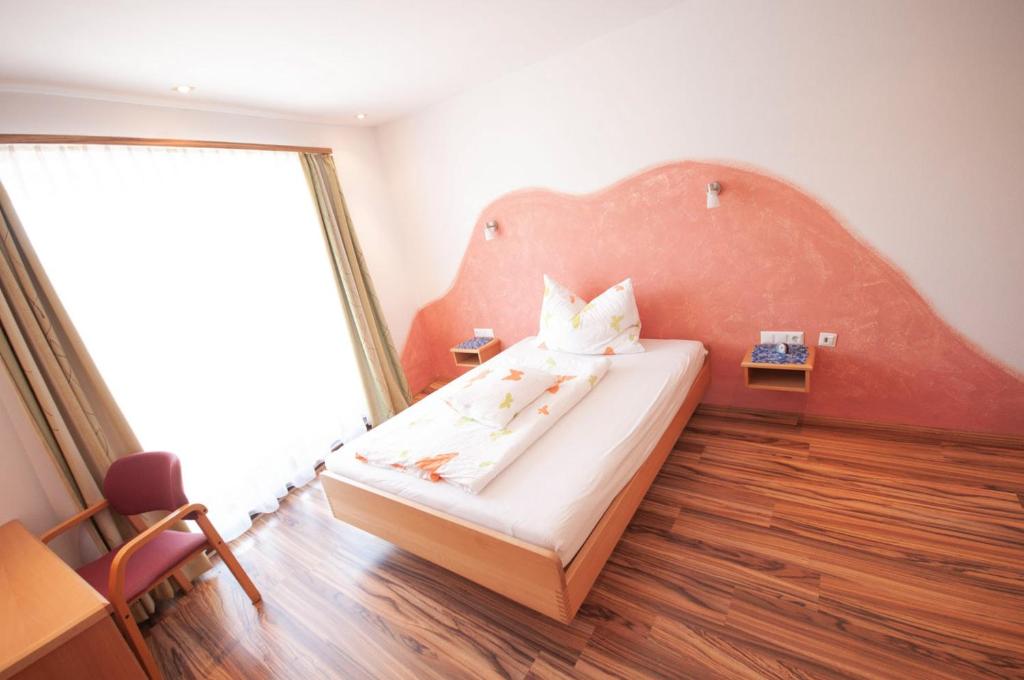 1 dormitorio con 1 cama con cabecero grande en Gasthof Winkelwirt, en Althofen