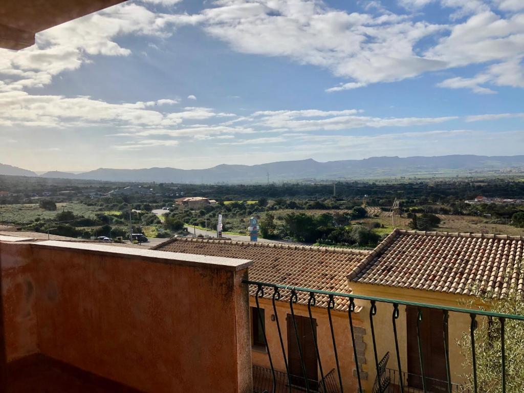 widok miasta z budynku w obiekcie Calypso Home Sea View w mieście Badesi