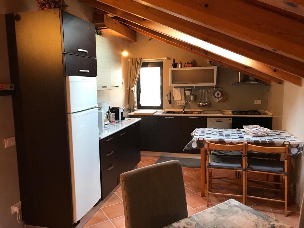 A kitchen or kitchenette at Mansarda Margherita