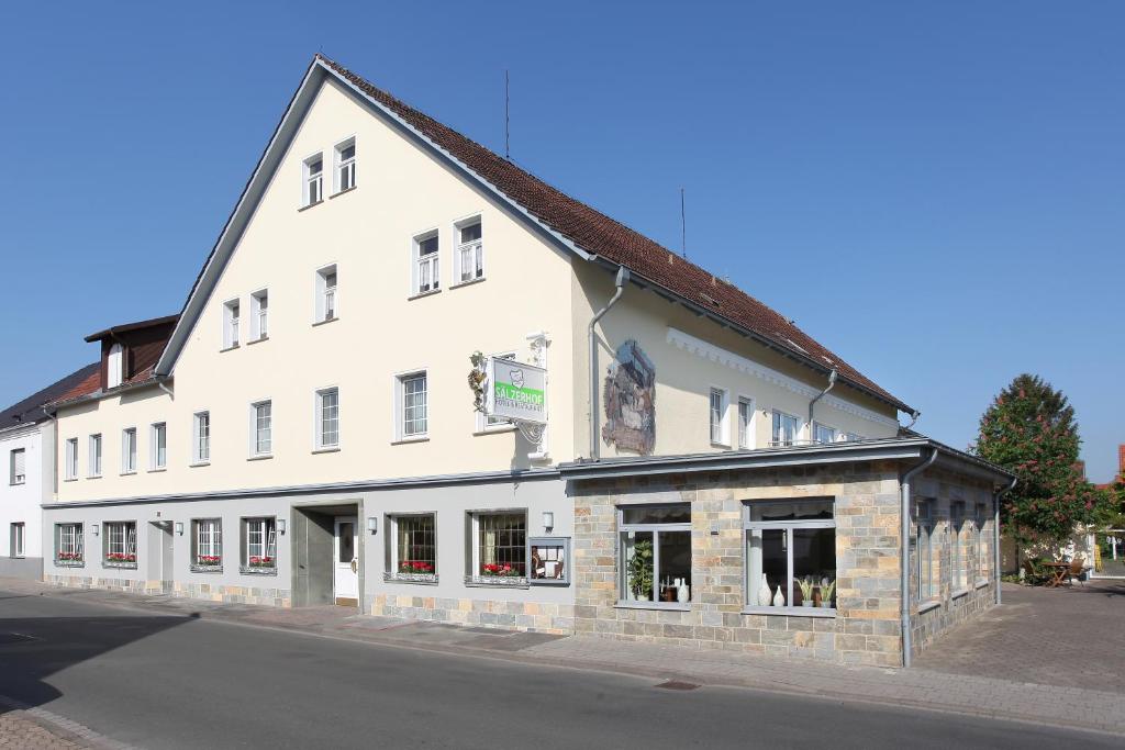 un gran edificio blanco al lado de una calle en Hotel-Restaurant Sälzerhof en Salzkotten