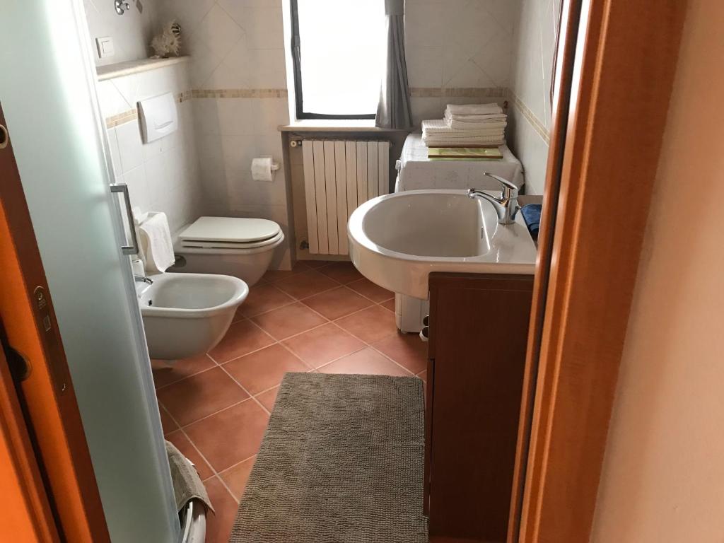 A bathroom at Mansarda Margherita