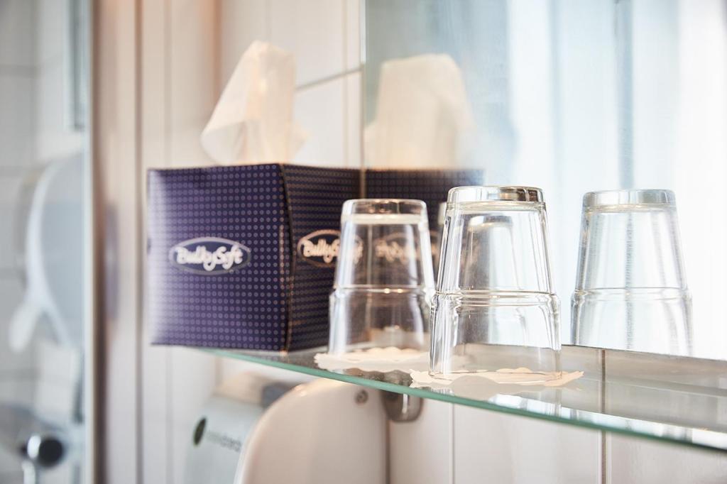 Příslušenství pro přípravu čaje a kávy v ubytování Hotell Västerås