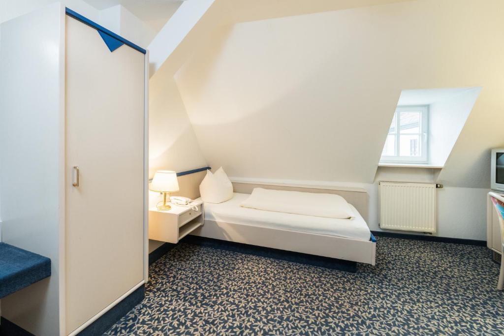 Postel nebo postele na pokoji v ubytování Hotel am Markt