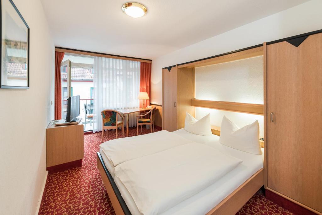 Postel nebo postele na pokoji v ubytování Hotel am Markt