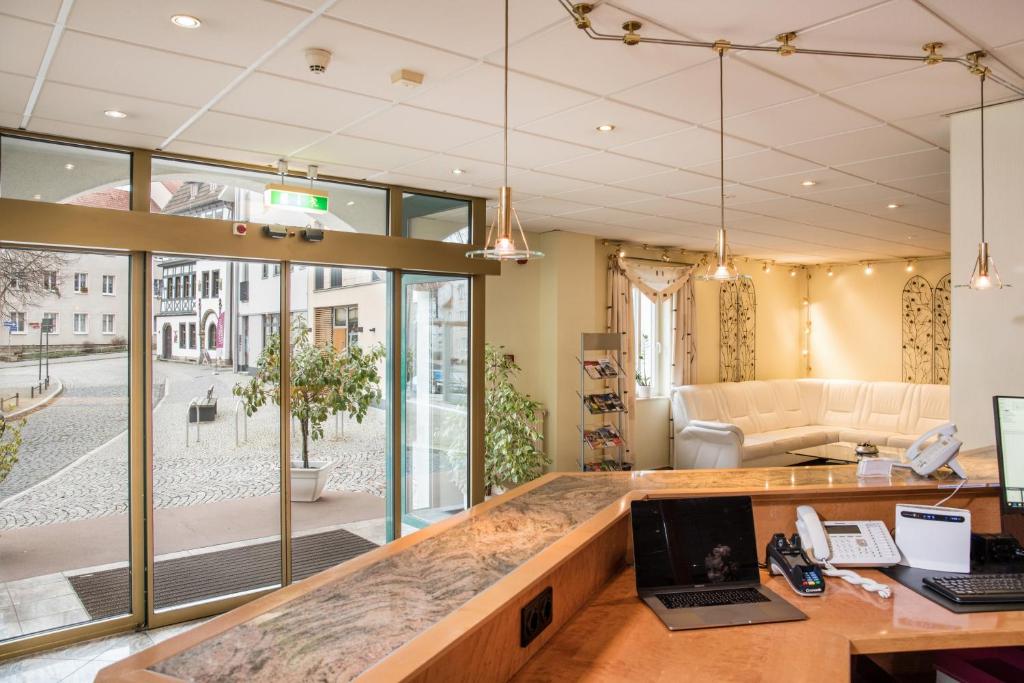 TV a/nebo společenská místnost v ubytování Hotel am Markt