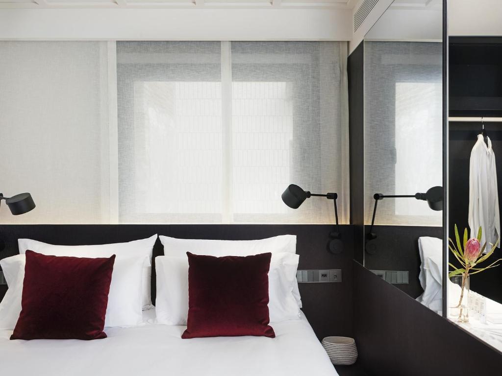 Postel nebo postele na pokoji v ubytování Yurbban Ramblas Boutique Hotel