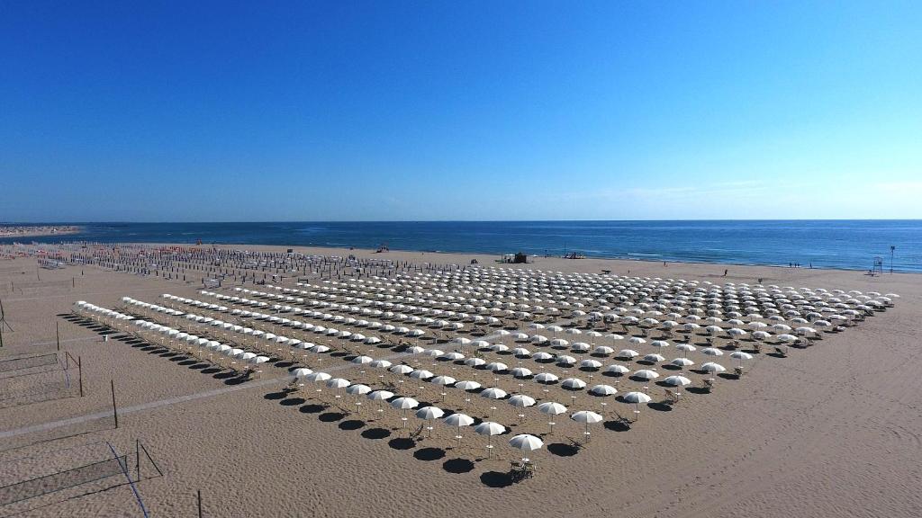 a large group of umbrellas on a beach at Albatross Mobile Homes on Camping Mare e Pineta in Lido degli Estensi