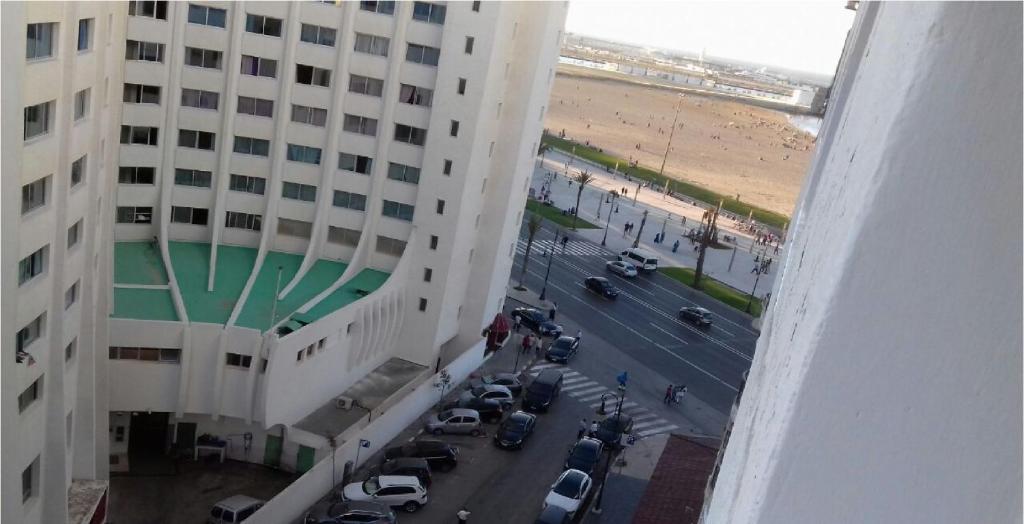 una vista aérea de un aparcamiento junto a un edificio en Beach Marina Center, en Tánger