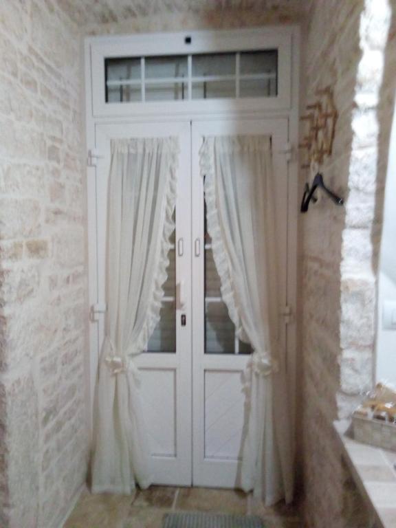 A bathroom at Trulletto dei sogni