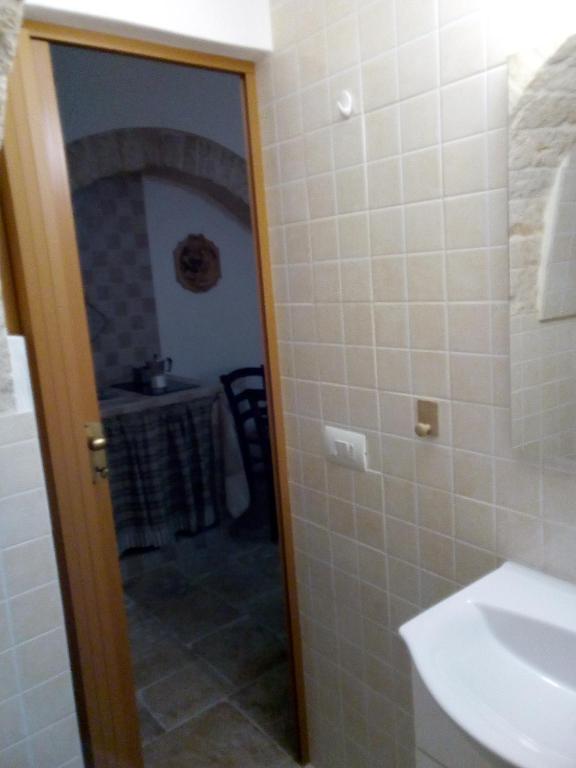 A bathroom at Trulletto dei sogni