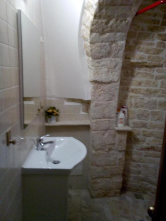 A bathroom at Trulletto dei sogni
