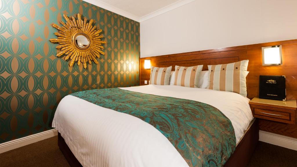 Postel nebo postele na pokoji v ubytování Clew Bay Hotel