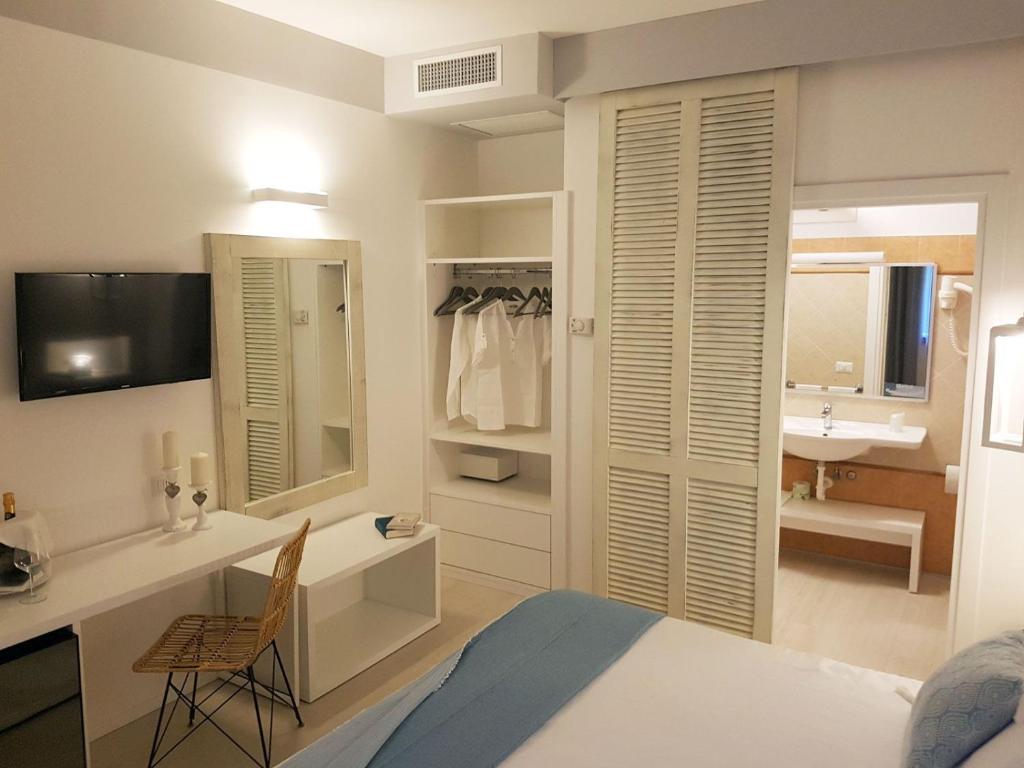 TV a/nebo společenská místnost v ubytování Hotel Gabbiano Beach