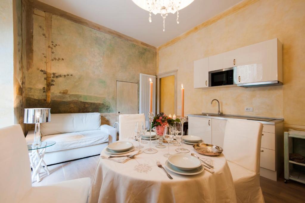 comedor con mesa y cocina en Appartamento Signoria en Florence