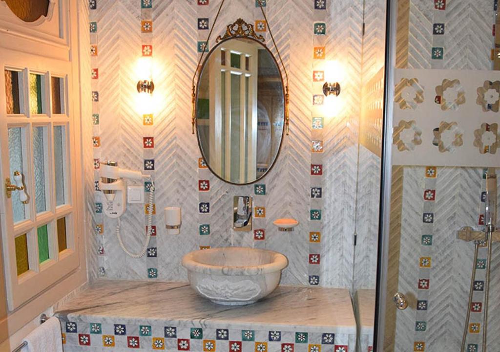 a bathroom with a bowl on a counter with a mirror at Dar ALOUINI in Kairouan
