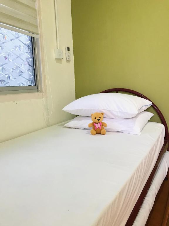 Voodi või voodid majutusasutuse Merdeka Guest House 2 toas