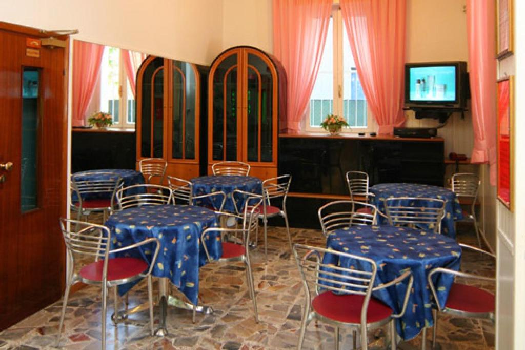 TV a/nebo společenská místnost v ubytování Hotel Parigi