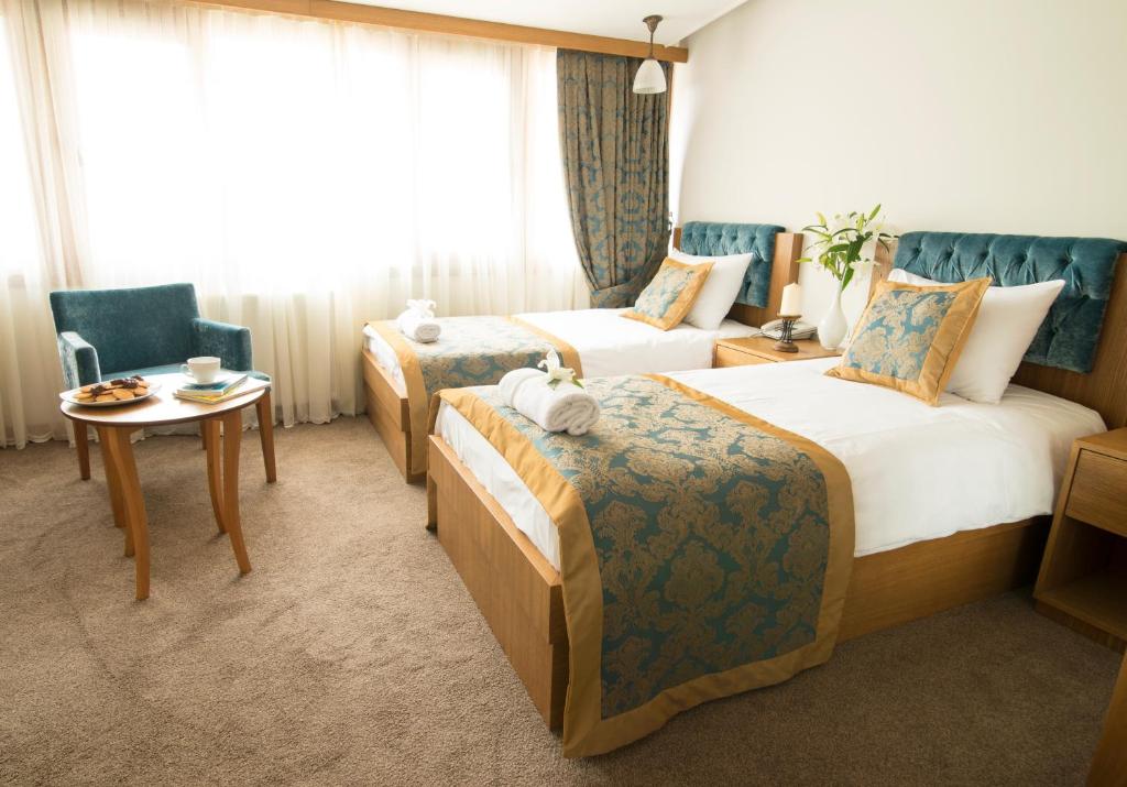 Postel nebo postele na pokoji v ubytování Cumbali Suite Hotel