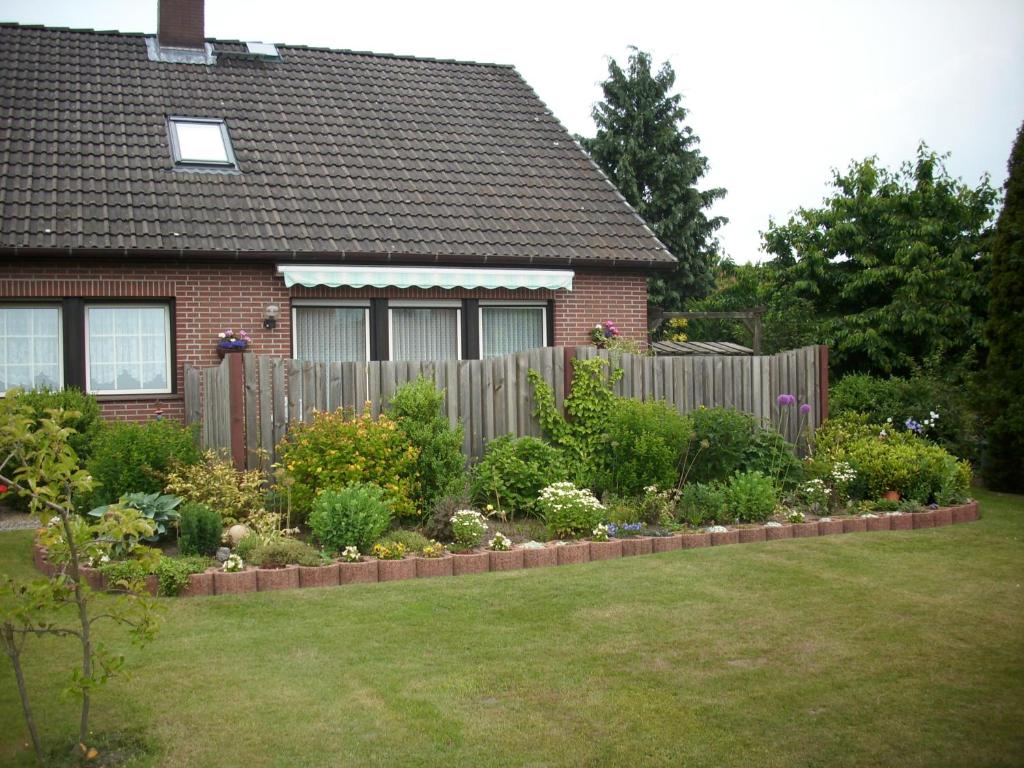 a garden in front of a house with a fence at Steffens in Soltau