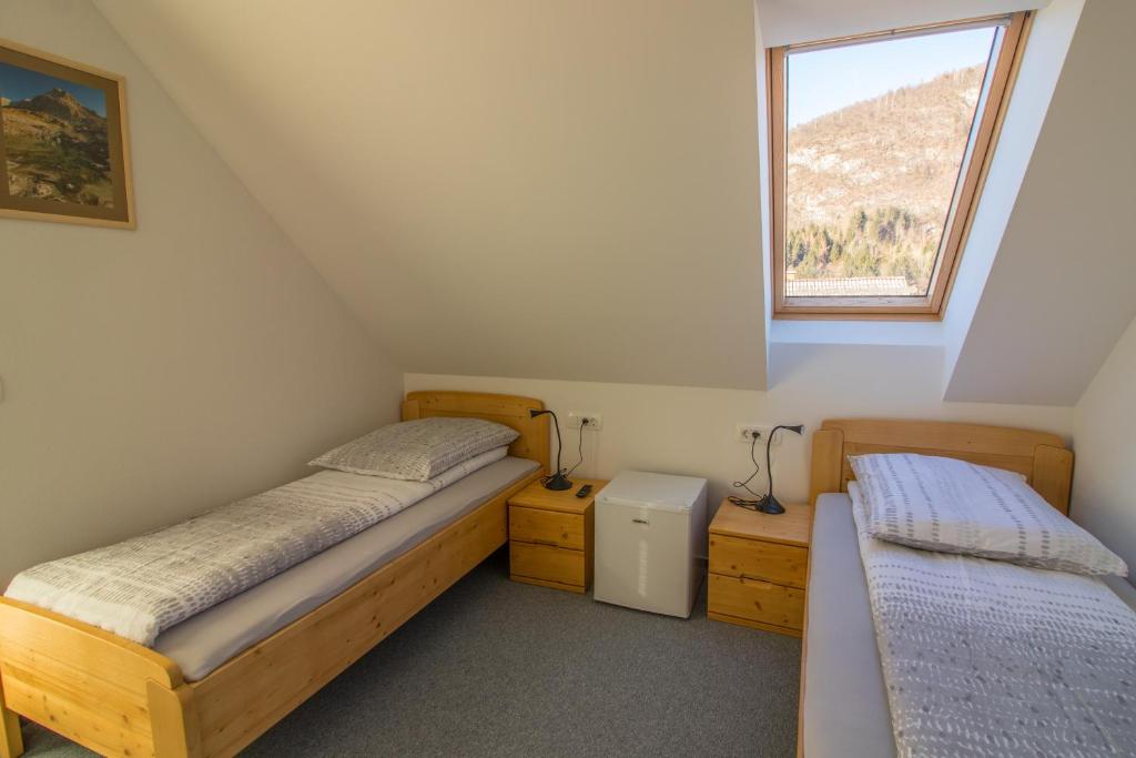 Postel nebo postele na pokoji v ubytování Apartments & Rooms Pr' Skalovc