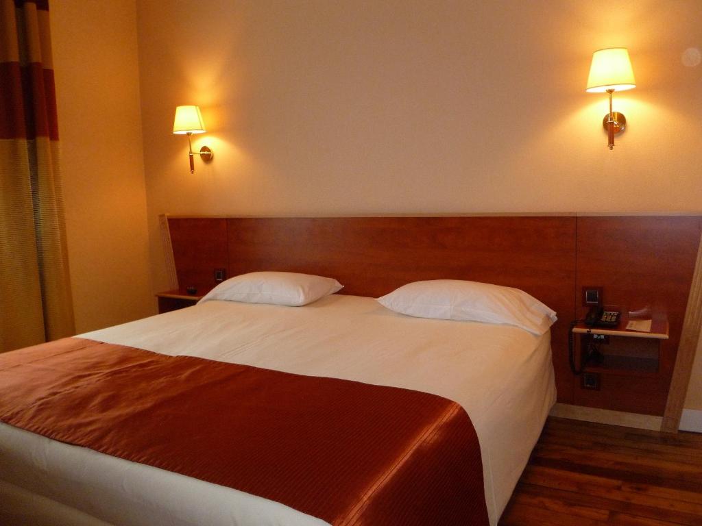 Postel nebo postele na pokoji v ubytování Hôtel Vauban