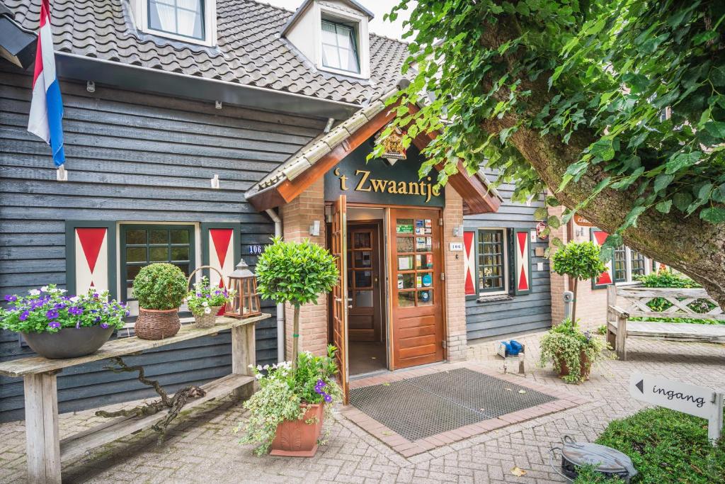 a house with a sign on the front of it at Herberg Restaurant 't Zwaantje in Mook