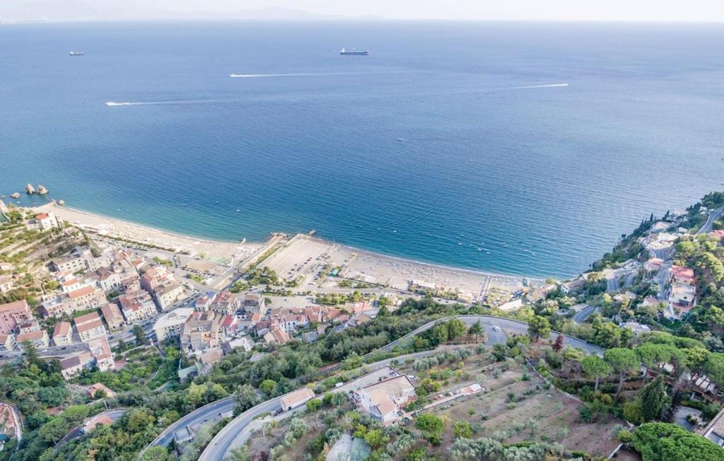- une vue aérienne sur la plage et l'océan dans l'établissement La dimora, à Vietri