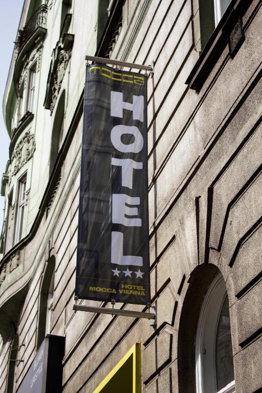 um sinal na lateral de um edifício em Hotel Mocca em Viena