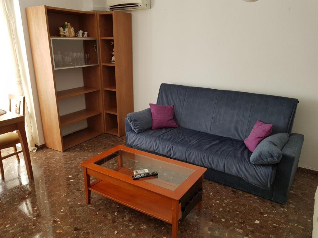sala de estar con sofá y mesa de centro en Isabel, en Valencia