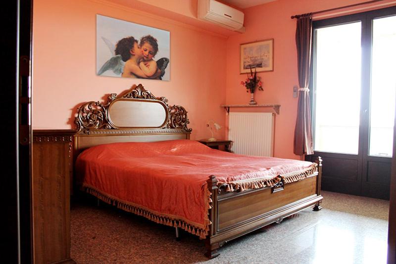 1 dormitorio con 1 cama con colcha de color naranja en Riders, en Alice Castello
