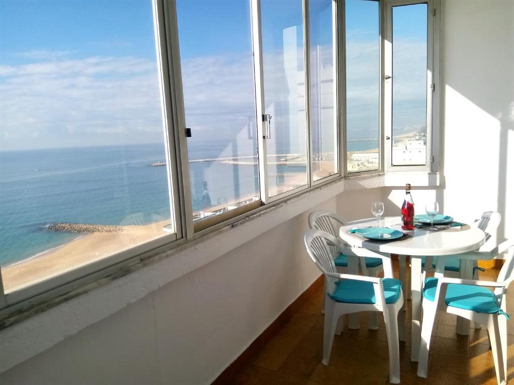 クアルテイラにあるTORRE 14 Vista Magnificaの窓付きの客室で、白いテーブルと椅子が備わります。