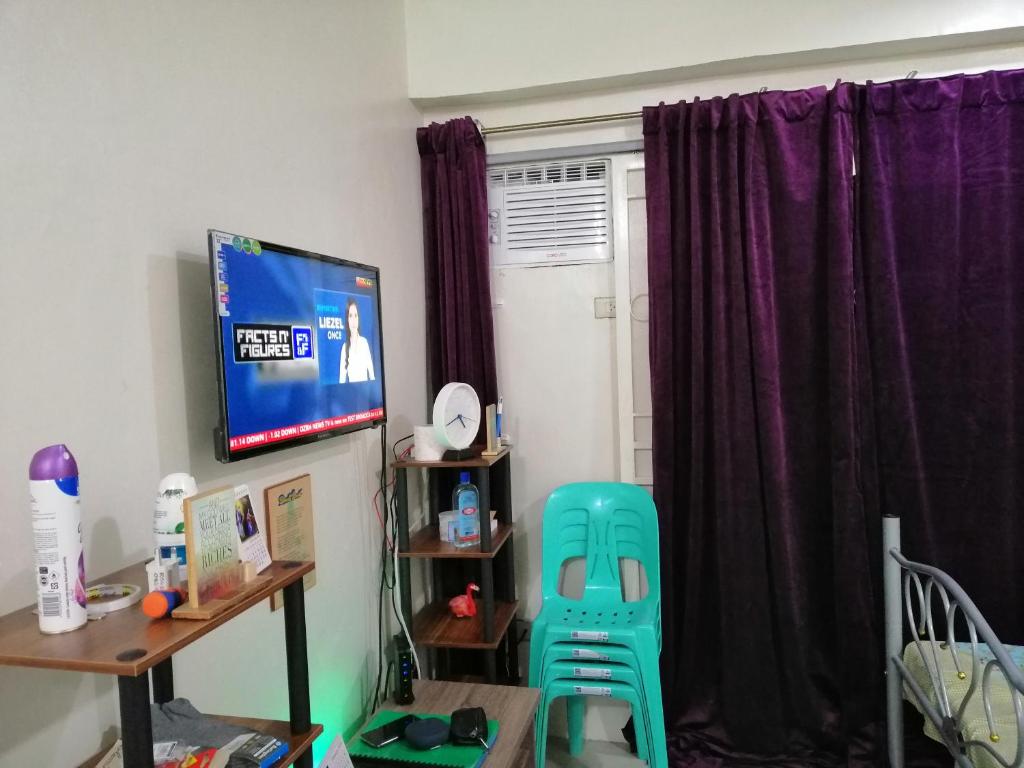 TV a/nebo společenská místnost v ubytování Condo Near NAIA Airport T 1,2,3&4 v4