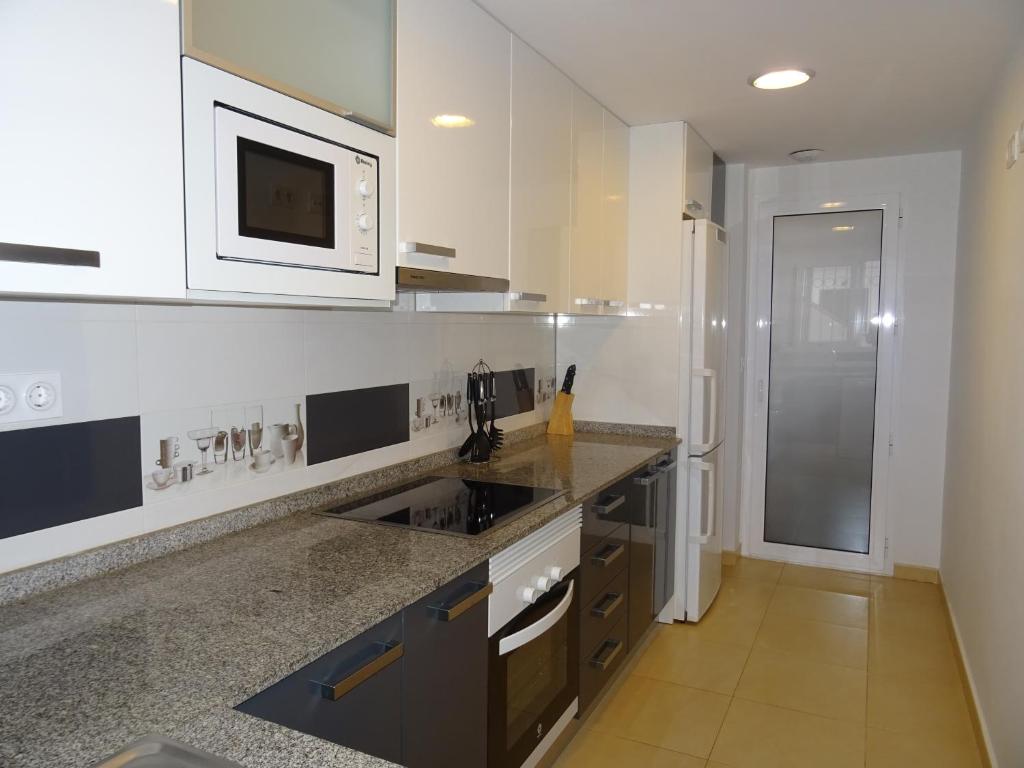 A kitchen or kitchenette at Apartamento Azul Beach La Mata Playa