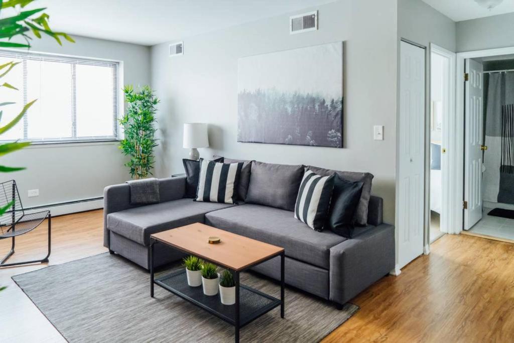 1BR Stylish Apartment, Perfect for Getaway - Oakdale 201 في شيكاغو: غرفة معيشة مع أريكة وطاولة