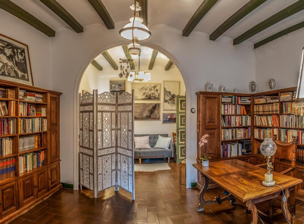 un arco en una habitación con una mesa y libros en Cal Viladot, en Agramunt