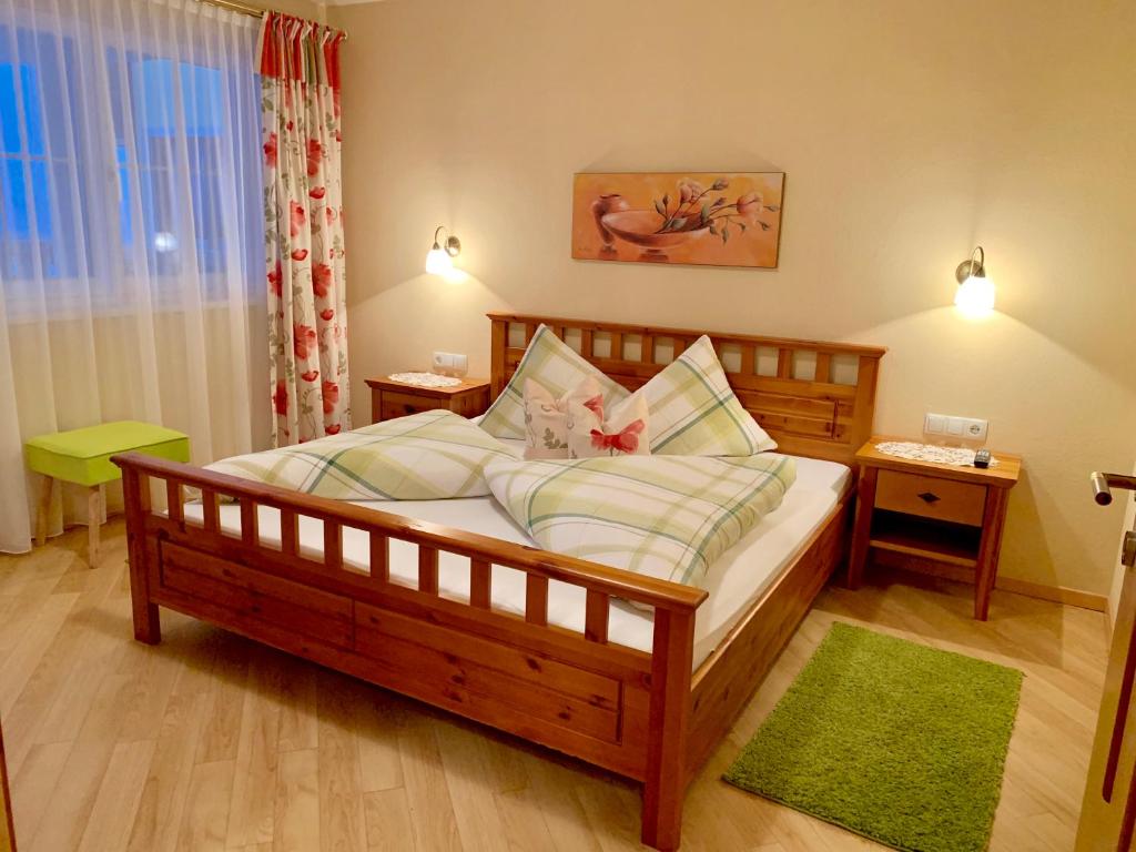 A bed or beds in a room at Appartements Zillertal Noten