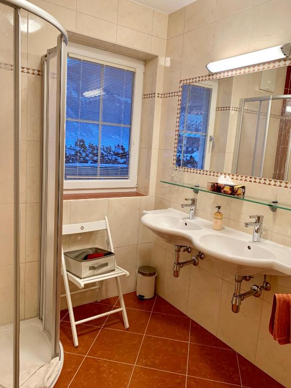A bathroom at Appartements Zillertal Noten