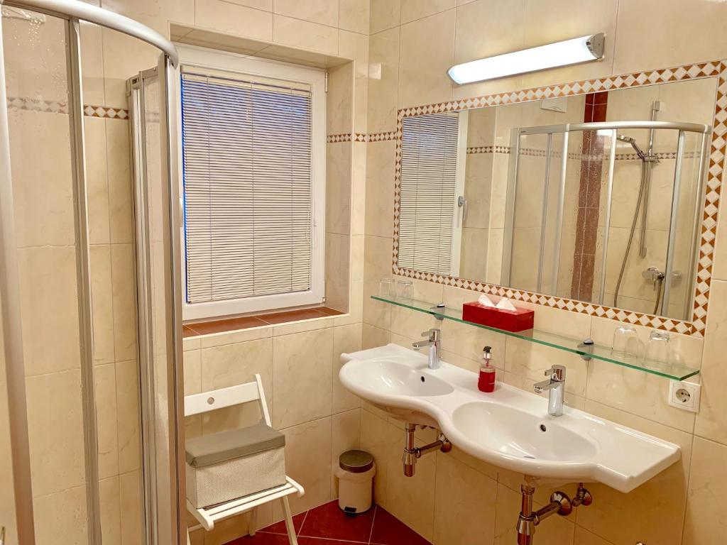 A bathroom at Appartements Zillertal Noten