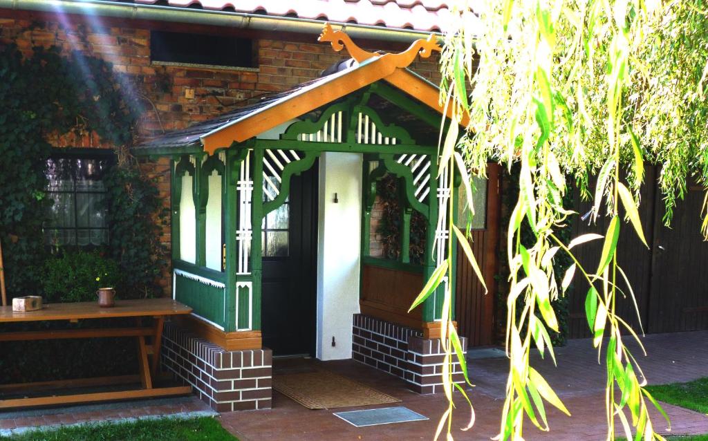 a gazebo on the side of a house at Wjažka in Guhrow