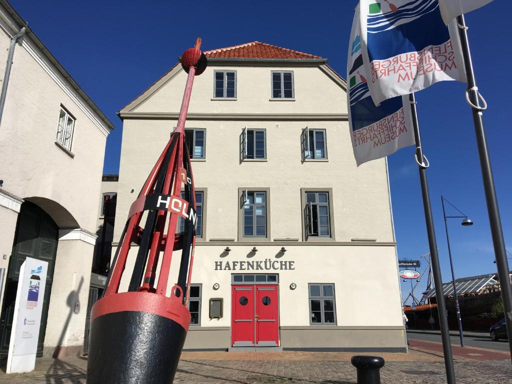 Un edificio con una mazza da baseball davanti di Seemannsheim Hostel Flensburg a Flensburgo