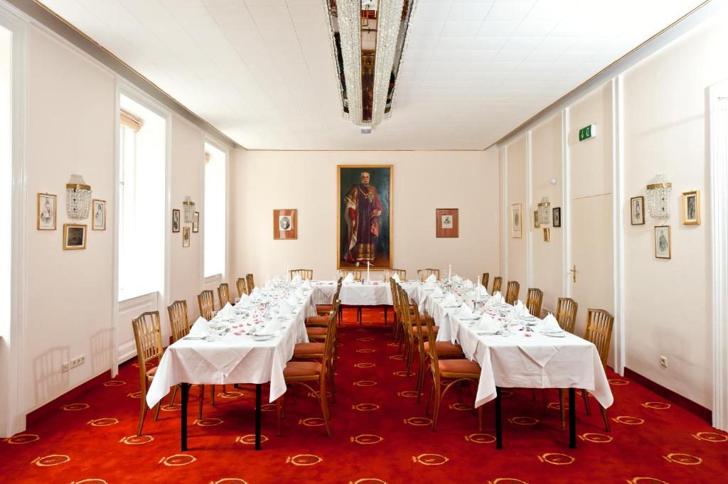 duży pokój ze stołami i krzesłami w obiekcie Hotel Regina w Wiedniu