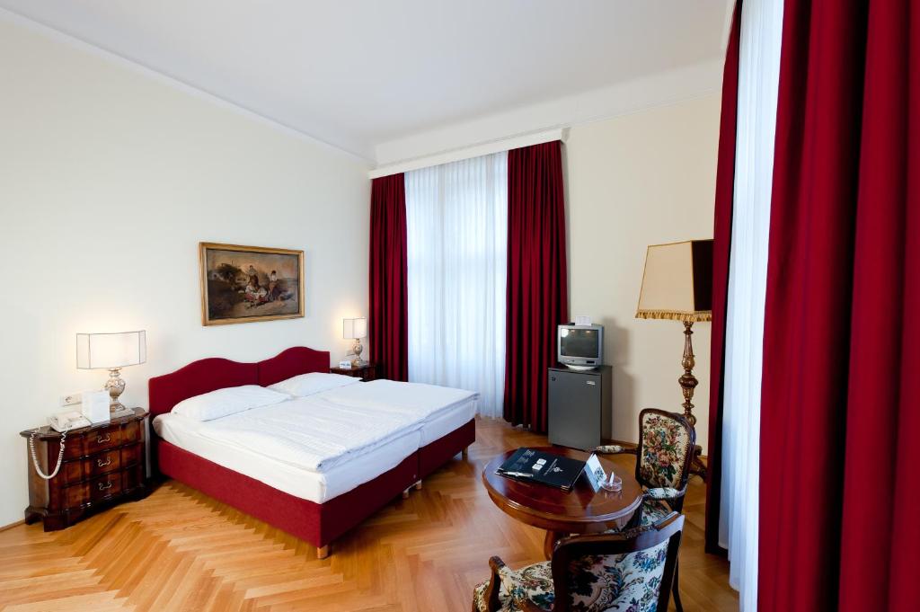 Łóżko lub łóżka w pokoju w obiekcie Hotel Regina
