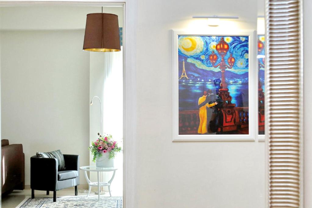 salon z obrazem na ścianie w obiekcie Oksana's Bernadette Apartment w Rzymie