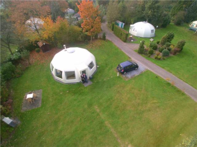an aerial view of two tents in a yard at Iglo Bungalow 36 in Chaam