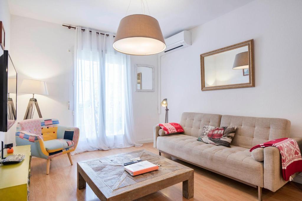 マラガにあるUrbanChicMalaga 3 Bedroom Spacious Quiet Historic Malaga Aptのリビングルーム(ソファ、テーブル付)