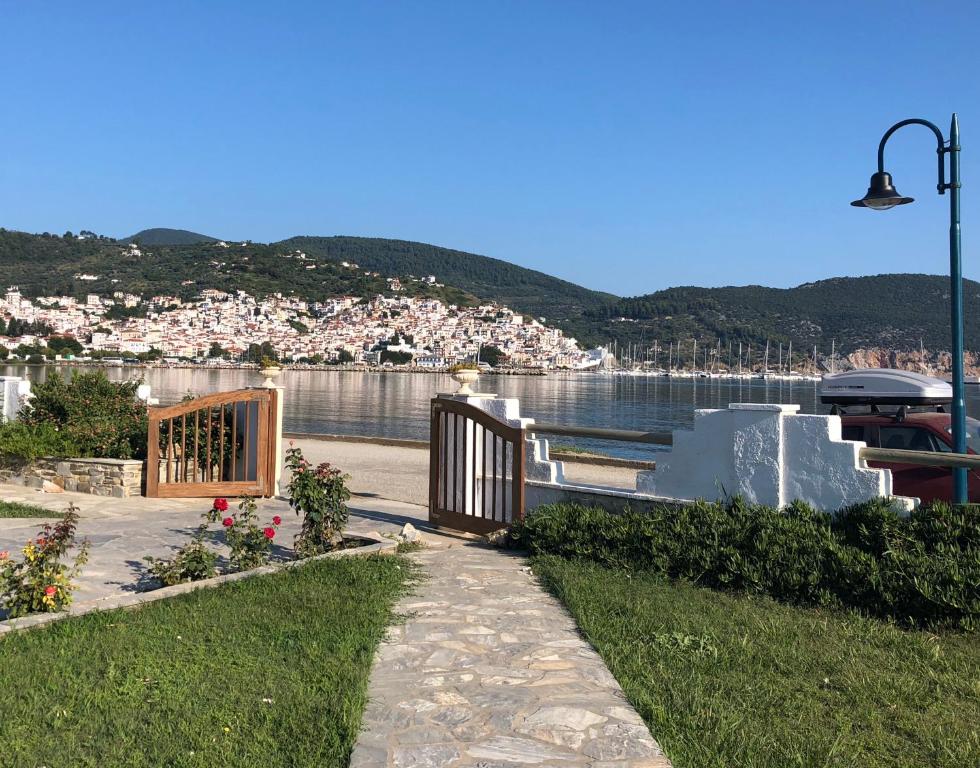 uma passagem com um portão e vista para a água em Del Sol Skopelos em Skopelos